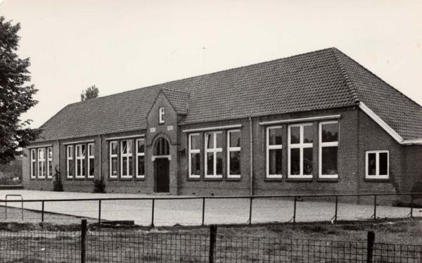 88 RWE73Y A school met 5 klaslokalen 71 kopie