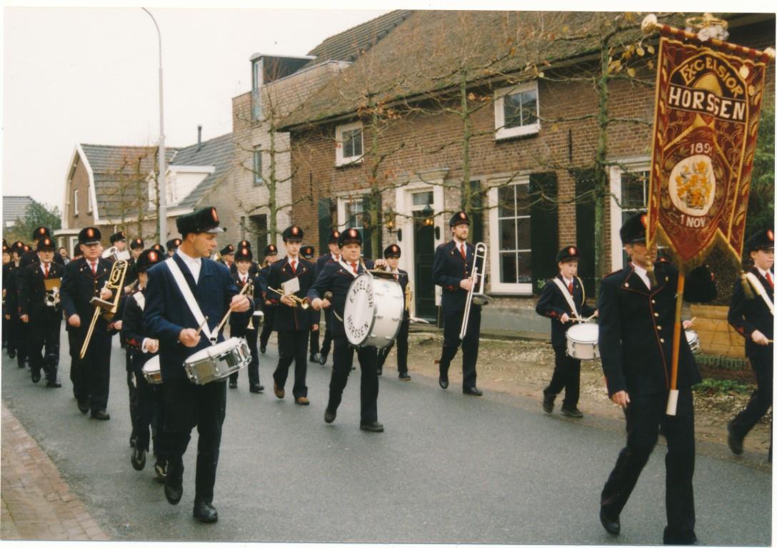 RZO14 Rijdt intocht sint fanfare Middel